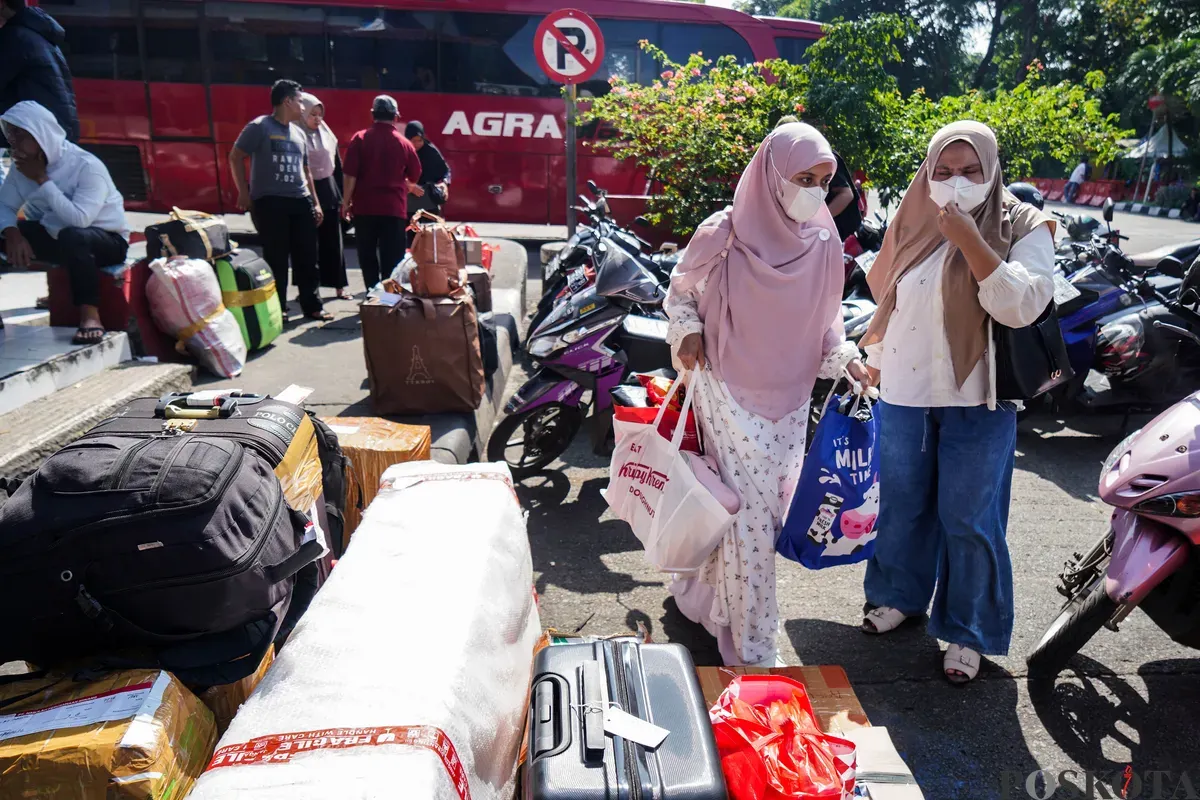 Sejumlah calon penumpang bersiap menaiki bus Antar Kota Antar Provinsi (AKAP) di Terminal Kampung Rambutan, Jakarta Timur, Selasa, 10 Maret 2026. (Sumber: Poskota/Bilal Nugraha Ginanjar)