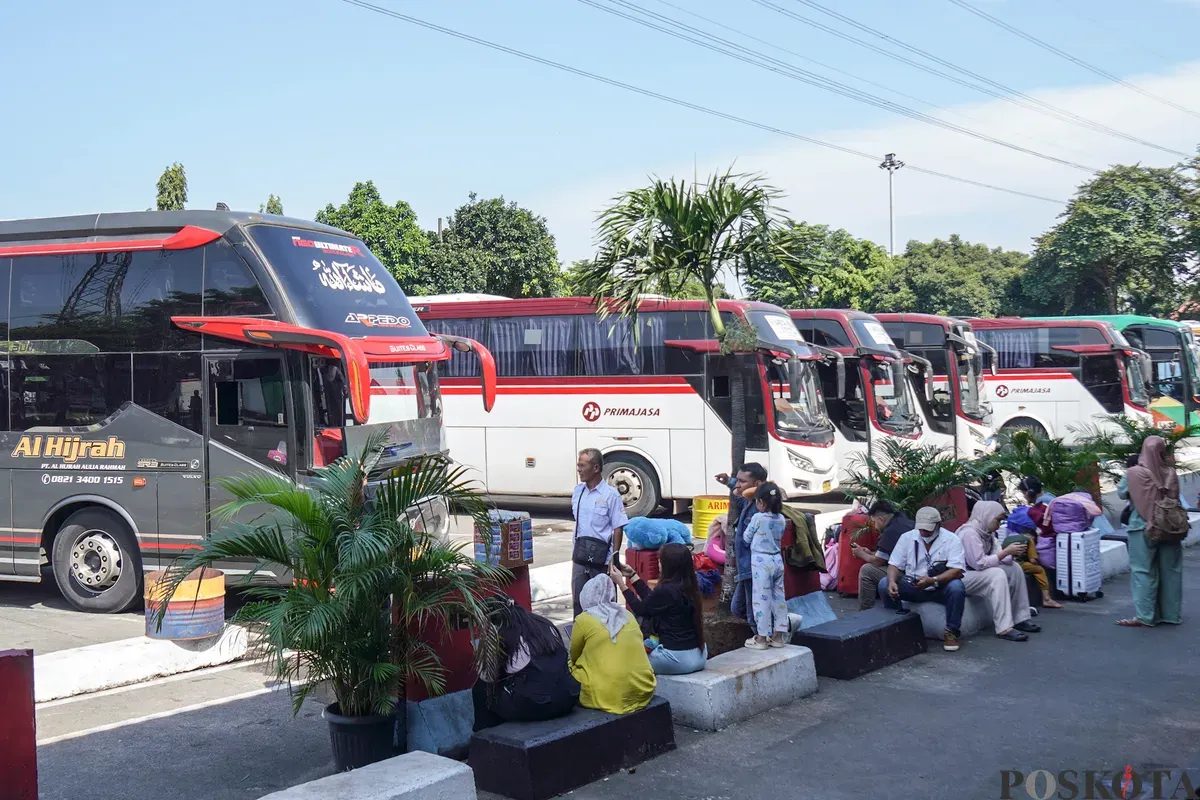 Sejumlah calon penumpang bersiap menaiki bus Antar Kota Antar Provinsi (AKAP) di Terminal Kampung Rambutan, Jakarta Timur, Selasa, 10 Maret 2026. (Sumber: Poskota/Bilal Nugraha Ginanjar)