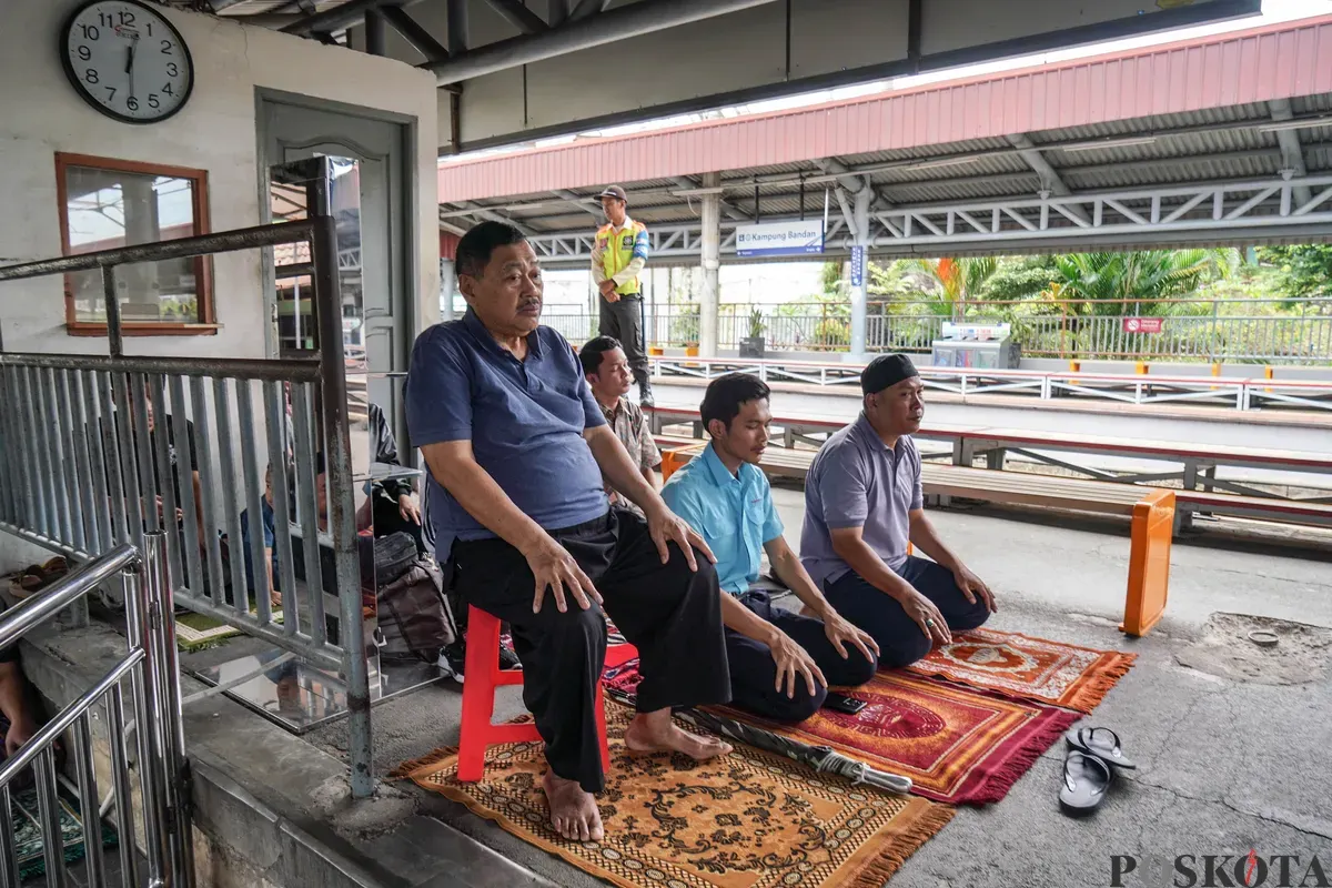 Warga melaksanakan shalat Jumat pada bulan Ramadhan 1447 H di peron Stasiun Kampung Bandan, Jakarta, Jumat, 6 Maret 2026. (Sumber: Poskota/Bilal Nugraha Ginanjar)