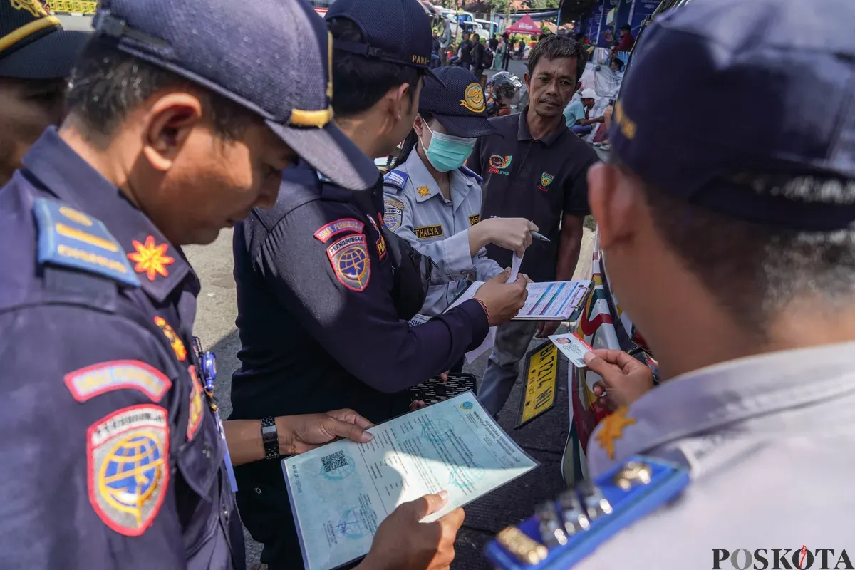 Petugas Dinas Perhubungan Provinsi DKI Jakarta mengecek kondisi tempat kemudi dari bus Antar Kota dan Antar Provinsi (AKAP) saat inspeksi kelaikan armada mudik Lebaran di Terminal Kampung Rambutan, Jakarta Timur, Selasa, 10 Maret 2026. (Sumber: Poskota/Bilal Nugraha Ginanjar)
