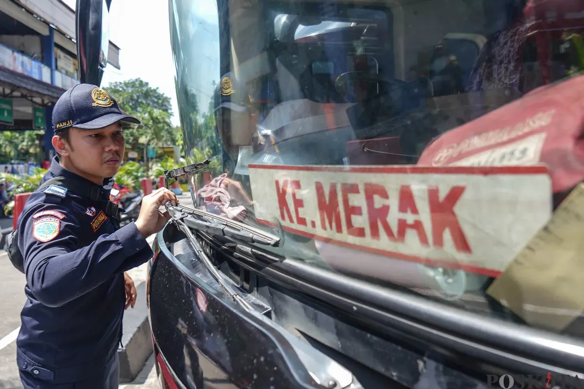 Petugas Dinas Perhubungan Provinsi DKI Jakarta mengecek kondisi tempat kemudi dari bus Antar Kota dan Antar Provinsi (AKAP) saat inspeksi kelaikan armada mudik Lebaran di Terminal Kampung Rambutan, Jakarta Timur, Selasa, 10 Maret 2026. (Sumber: Poskota/Bilal Nugraha Ginanjar)