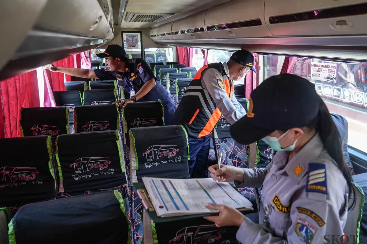 Petugas Dinas Perhubungan Provinsi DKI Jakarta mengecek kondisi tempat kemudi dari bus Antar Kota dan Antar Provinsi (AKAP) saat inspeksi kelaikan armada mudik Lebaran di Terminal Kampung Rambutan, Jakarta Timur, Selasa, 10 Maret 2026. (Sumber: Poskota/Bilal Nugraha Ginanjar)