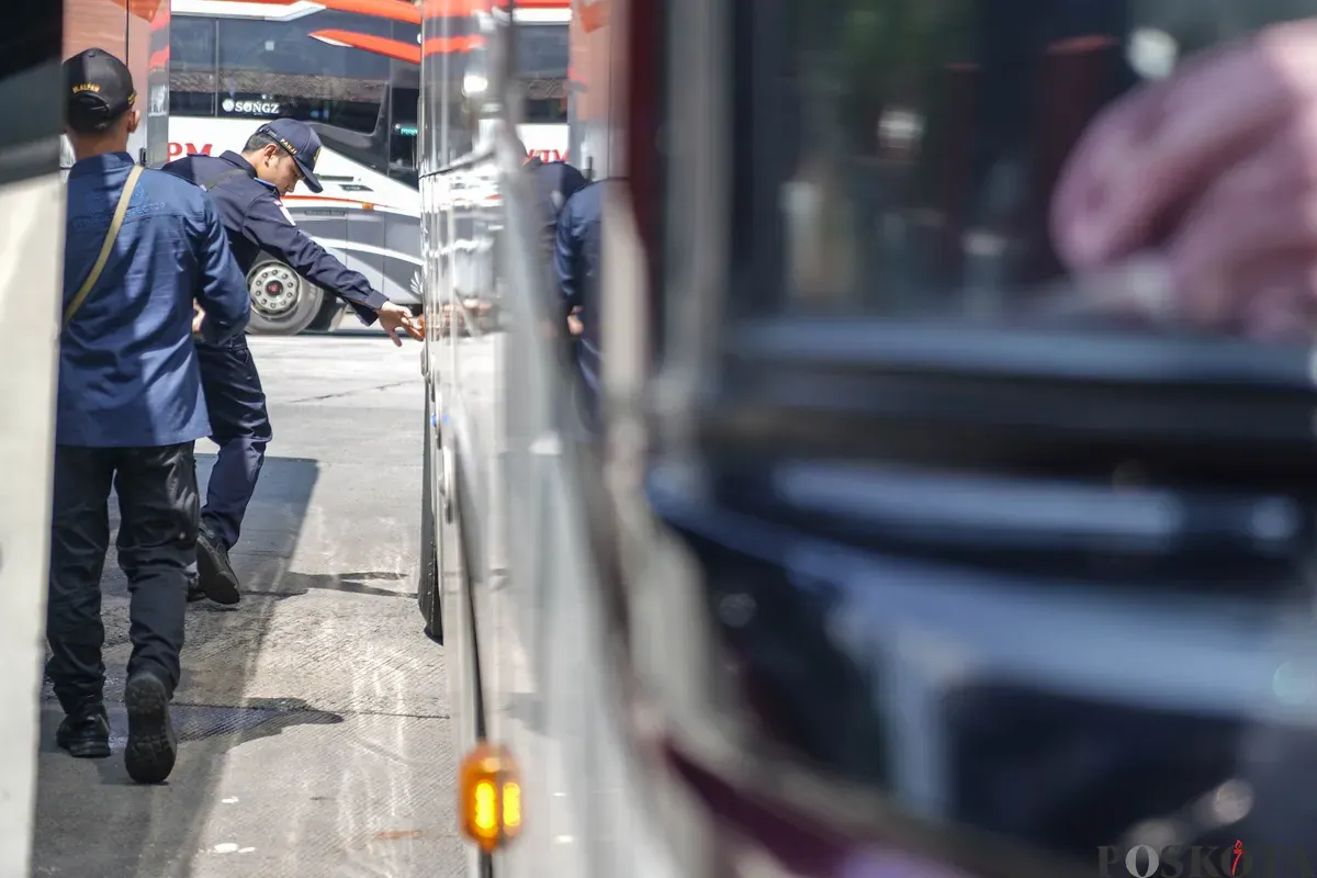 Petugas Dinas Perhubungan Provinsi DKI Jakarta mengecek kondisi tempat kemudi dari bus Antar Kota dan Antar Provinsi (AKAP) saat inspeksi kelaikan armada mudik Lebaran di Terminal Kampung Rambutan, Jakarta Timur, Selasa, 10 Maret 2026. (Sumber: Poskota/Bilal Nugraha Ginanjar)