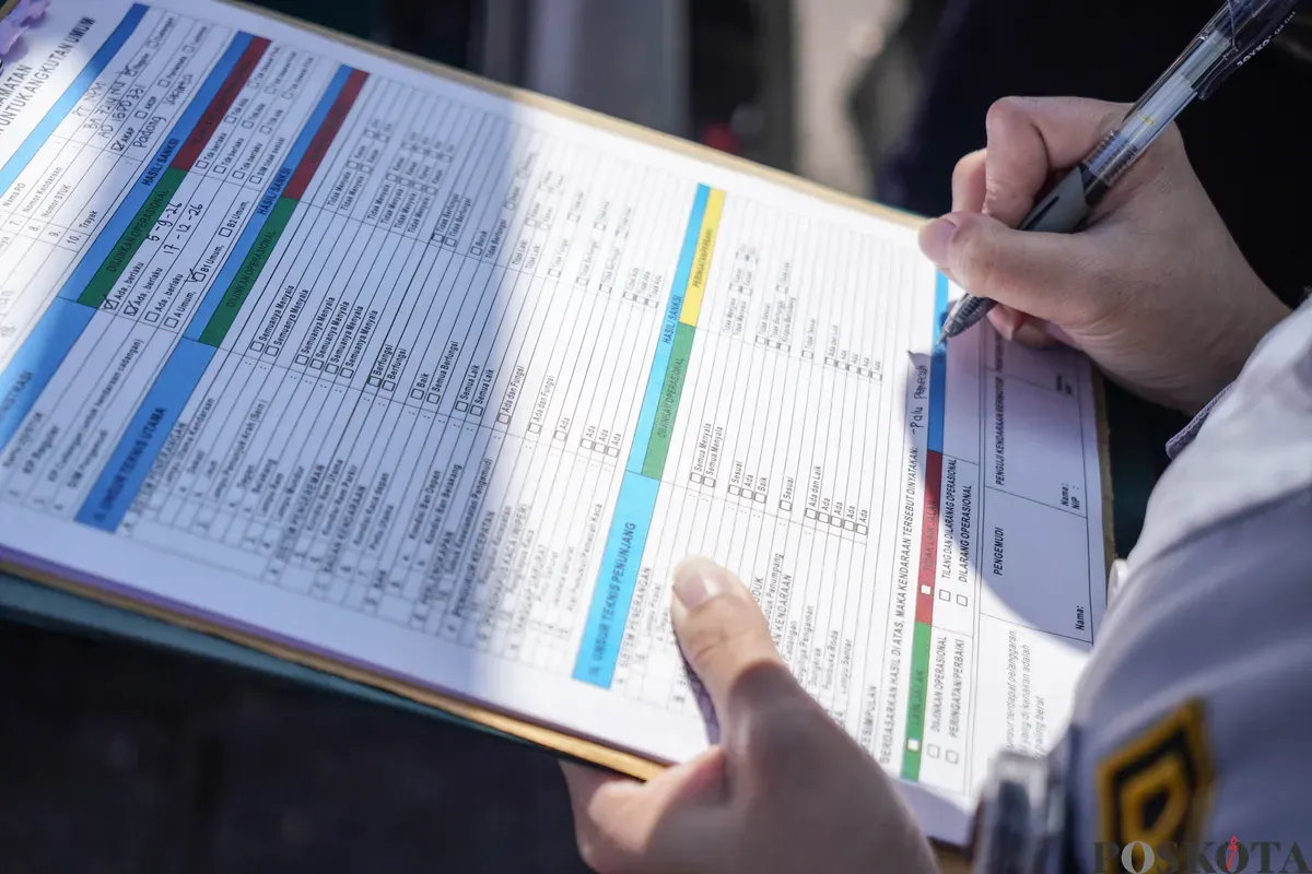 Petugas Dinas Perhubungan Provinsi DKI Jakarta mengecek kondisi tempat kemudi dari bus Antar Kota dan Antar Provinsi (AKAP) saat inspeksi kelaikan armada mudik Lebaran di Terminal Kampung Rambutan, Jakarta Timur, Selasa, 10 Maret 2026. (Sumber: Poskota/Bilal Nugraha Ginanjar)