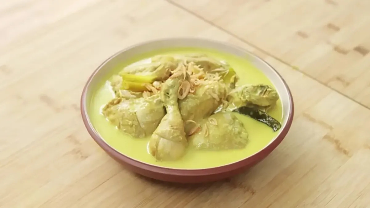 Bahan dan cara membuat opor ayam Lebaran dari resep Chef Devina Hermawan. (Sumber: YouTube/Devina Hermawan)