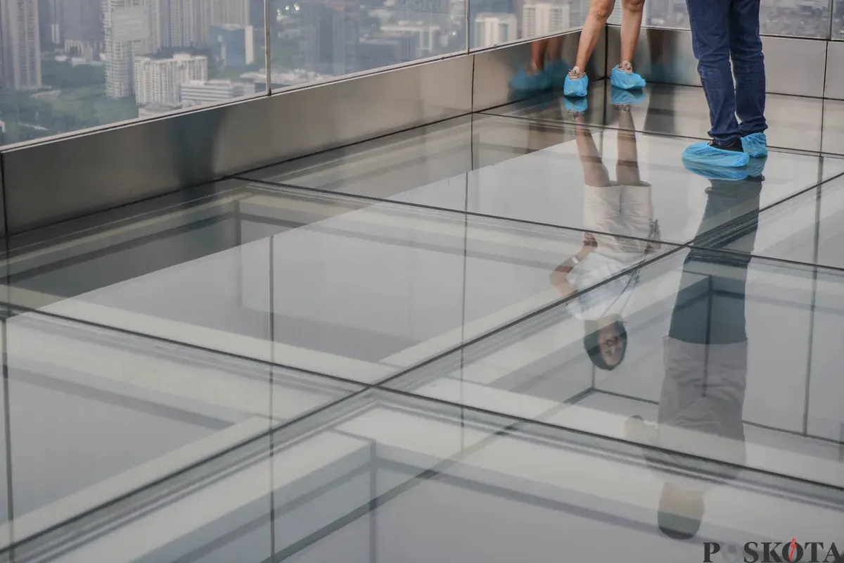 Warga berfoto diatap Gedung Thamrin Nine, Jakarta, Rabu, 11 Maret 2026. (Sumber: Poskota/Bilal Nugraha Ginanjar)