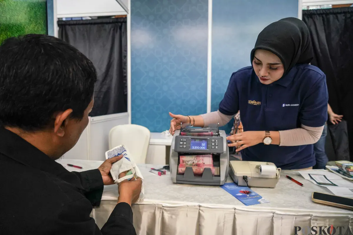 Warga menukarkan uang untuk keperluan THR Lebaran di Basket Hall, Gelora Bung Karno, Jakarta, Kamis, 12 Maret 2026. (Sumber: Poskota/Bilal Nugraha Ginanjar)