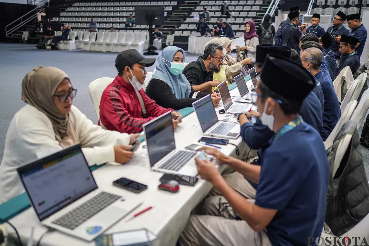 Warga menukarkan uang untuk keperluan THR Lebaran di Basket Hall, Gelora Bung Karno, Jakarta, Kamis, 12 Maret 2026. (Sumber: Poskota/Bilal Nugraha Ginanjar)