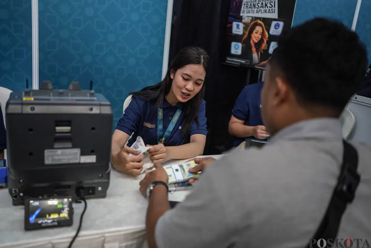 Warga menukarkan uang untuk keperluan THR Lebaran di Basket Hall, Gelora Bung Karno, Jakarta, Kamis, 12 Maret 2026. (Sumber: Poskota/Bilal Nugraha Ginanjar)