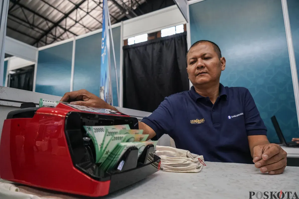 Warga menukarkan uang untuk keperluan THR Lebaran di Basket Hall, Gelora Bung Karno, Jakarta, Kamis, 12 Maret 2026. (Sumber: Poskota/Bilal Nugraha Ginanjar)