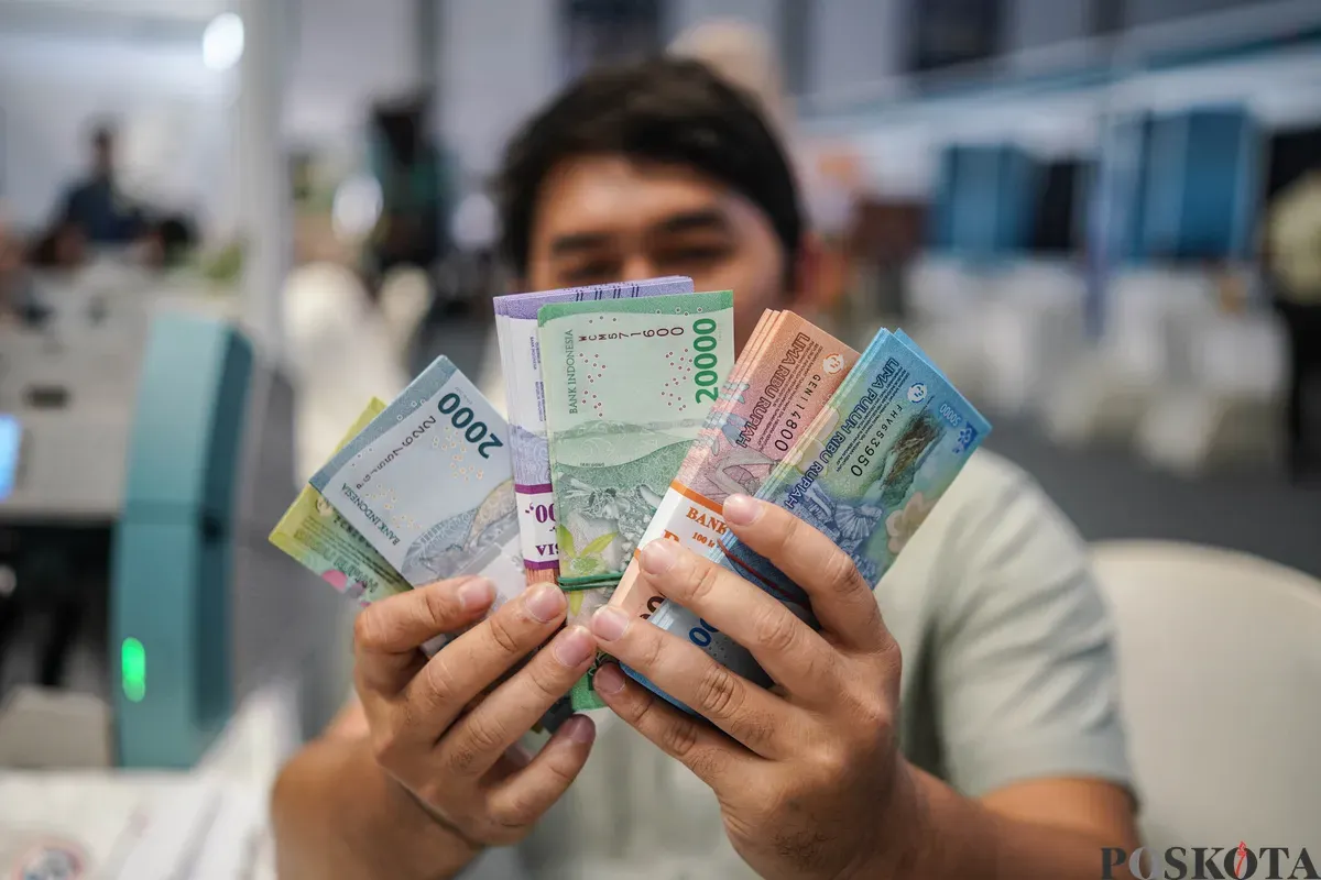 Warga menukarkan uang untuk keperluan THR Lebaran di Basket Hall, Gelora Bung Karno, Jakarta, Kamis, 12 Maret 2026. (Sumber: Poskota/Bilal Nugraha Ginanjar)