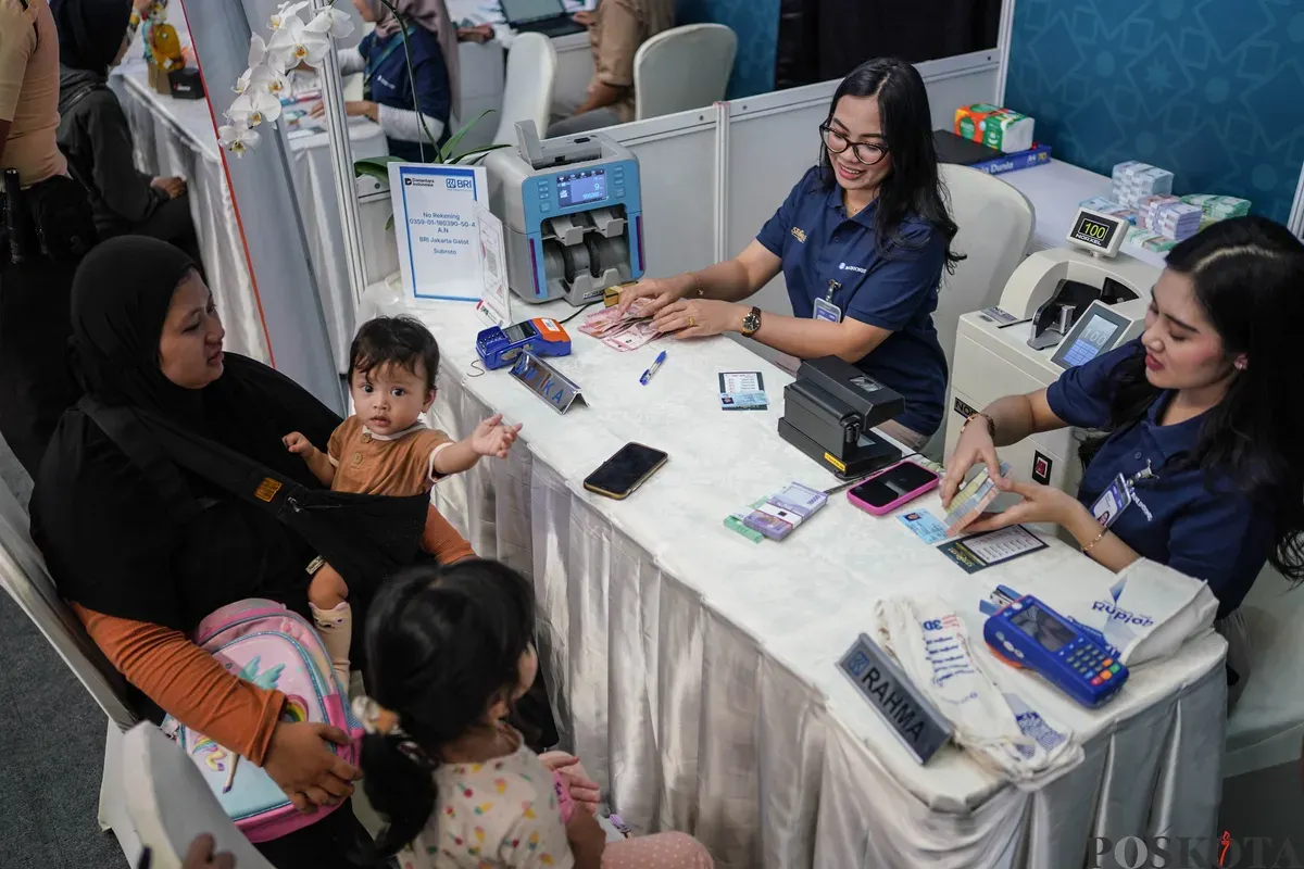 Warga menukarkan uang untuk keperluan THR Lebaran di Basket Hall, Gelora Bung Karno, Jakarta, Kamis, 12 Maret 2026. (Sumber: Poskota/Bilal Nugraha Ginanjar)
