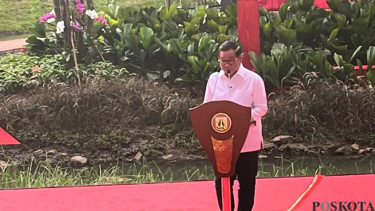 Gubernur Jakarta Pramono Anung saat memberikan sambutan peresmian Taman Bendera Pusaka di Kebayoran Baru, Jakarta Selatan, Sabtu, 14 Maret 2026. (Sumber: Poskota/M Tegar Jihad)