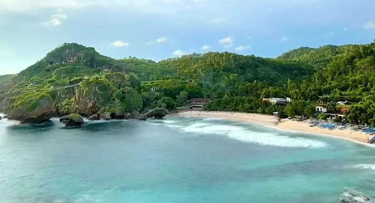 Salah satu rekomendasi pantai terindah di kawasan Gunung Kidul yang wajib Anda kunjungi saat libur Lebaran 2026, pantai siung. (Sumber: Instagram/@pantaisiung.official)
