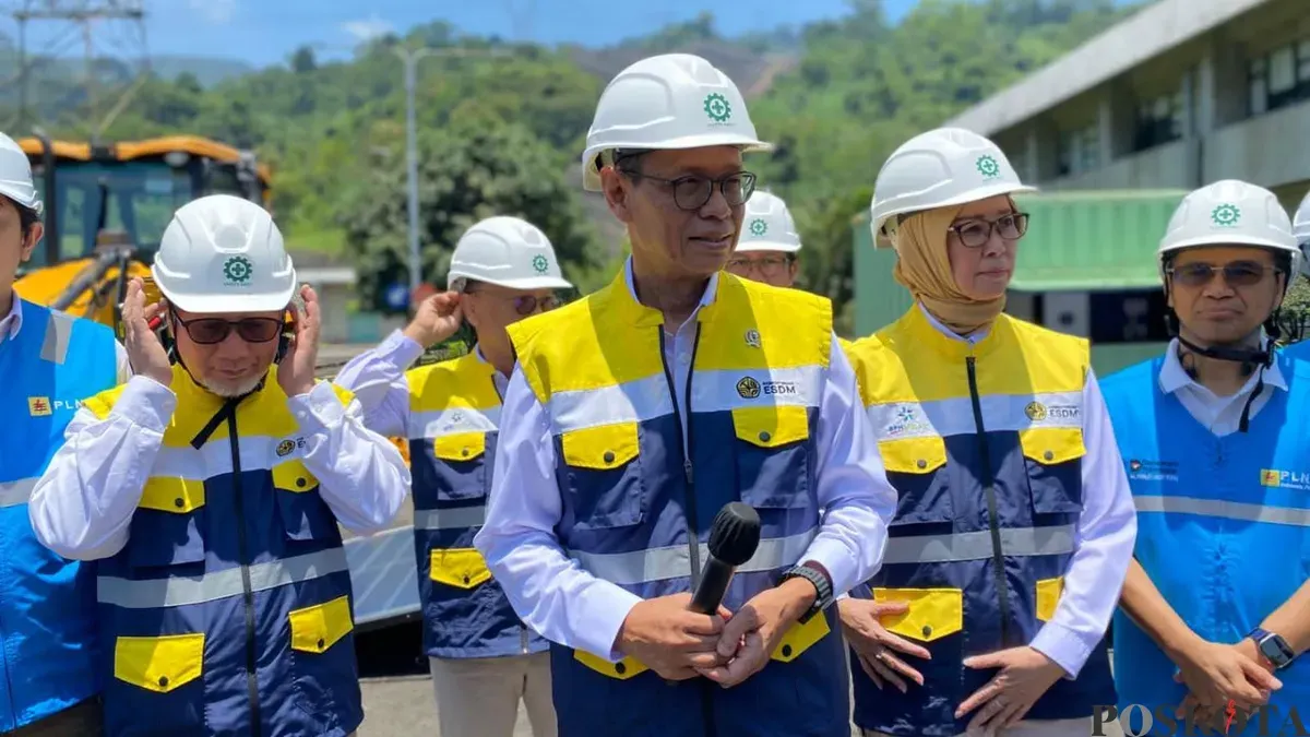 Wakil Menteri Energi dan Sumber Daya Mineral (ESDM) Yuliot Tanjung, berikan keterangan kepada awak media di Bandung Barat. (Sumber: Poskota/Gatot Poedji Utomo)