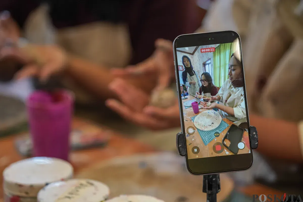 Peserta membuat kerajinan berbahan dasar tanah liat di Buns Ceramics, Bandung, Jawa Barat, Jumat, 27 Maret 2026. (Sumber: Poskota/Bilal Nugraha Ginanjar)