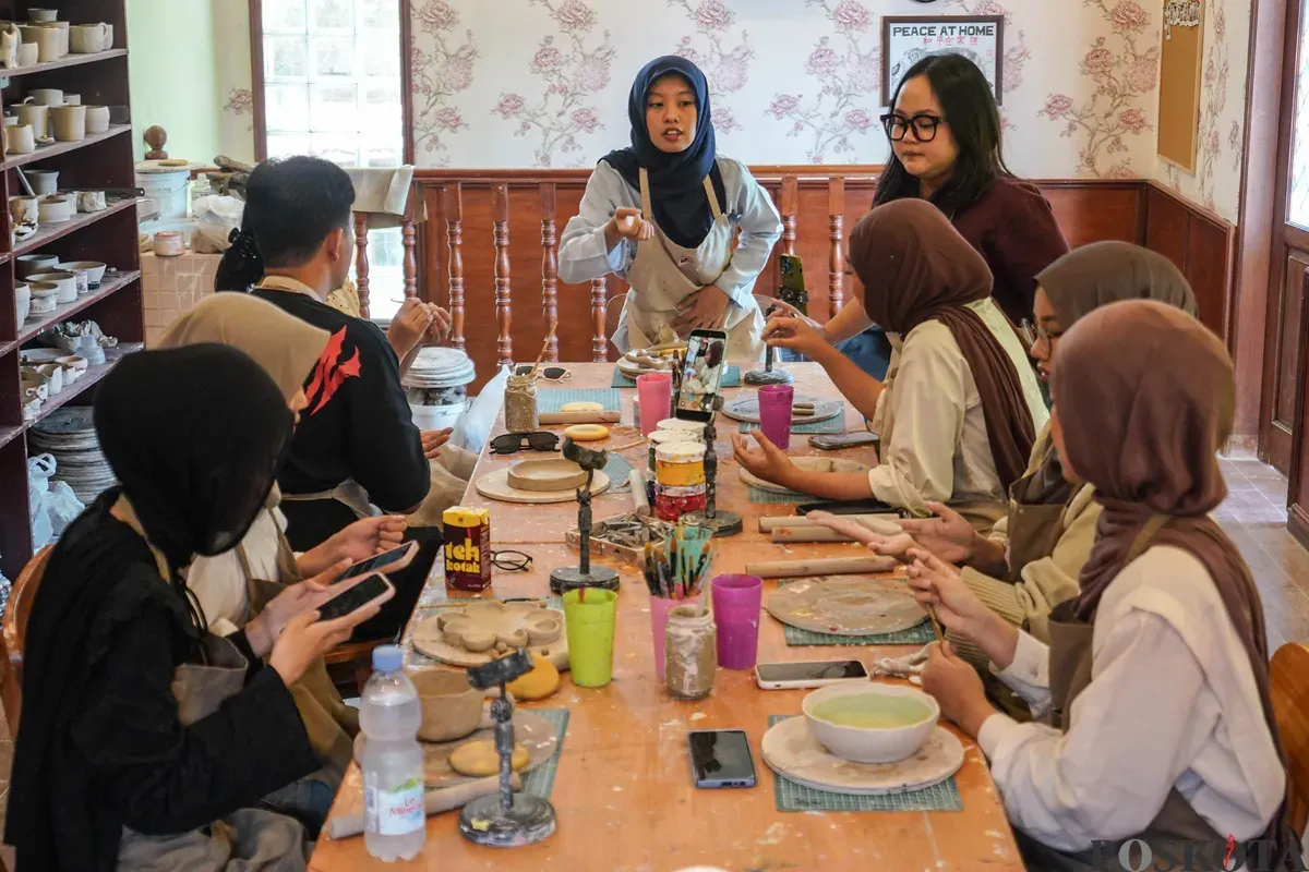 Peserta membuat kerajinan berbahan dasar tanah liat di Buns Ceramics, Bandung, Jawa Barat, Jumat, 27 Maret 2026. (Sumber: Poskota/Bilal Nugraha Ginanjar)