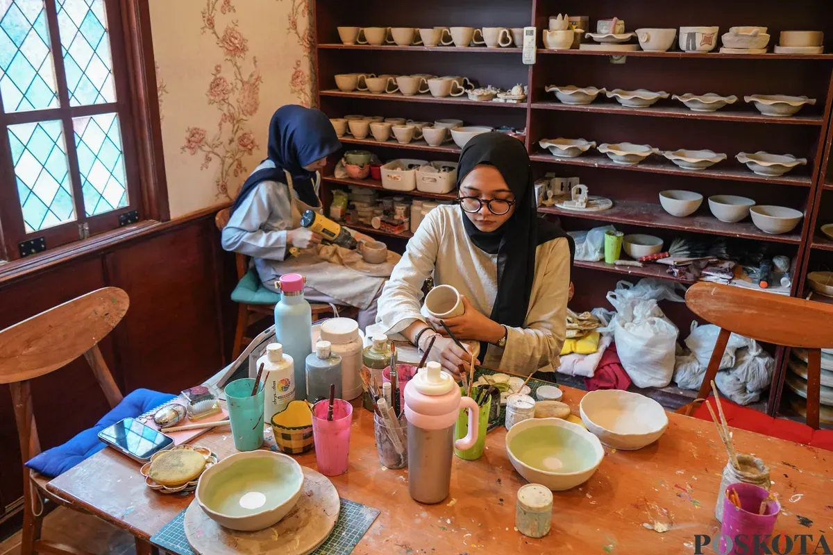 Peserta membuat kerajinan berbahan dasar tanah liat di Buns Ceramics, Bandung, Jawa Barat, Jumat, 27 Maret 2026. (Sumber: Poskota/Bilal Nugraha Ginanjar)