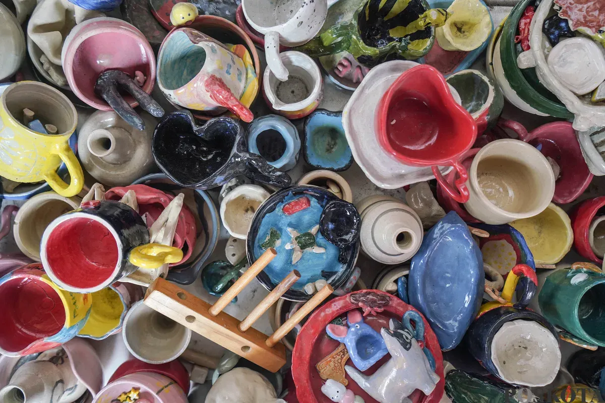 Peserta membuat kerajinan berbahan dasar tanah liat di Buns Ceramics, Bandung, Jawa Barat, Jumat, 27 Maret 2026. (Sumber: Poskota/Bilal Nugraha Ginanjar)