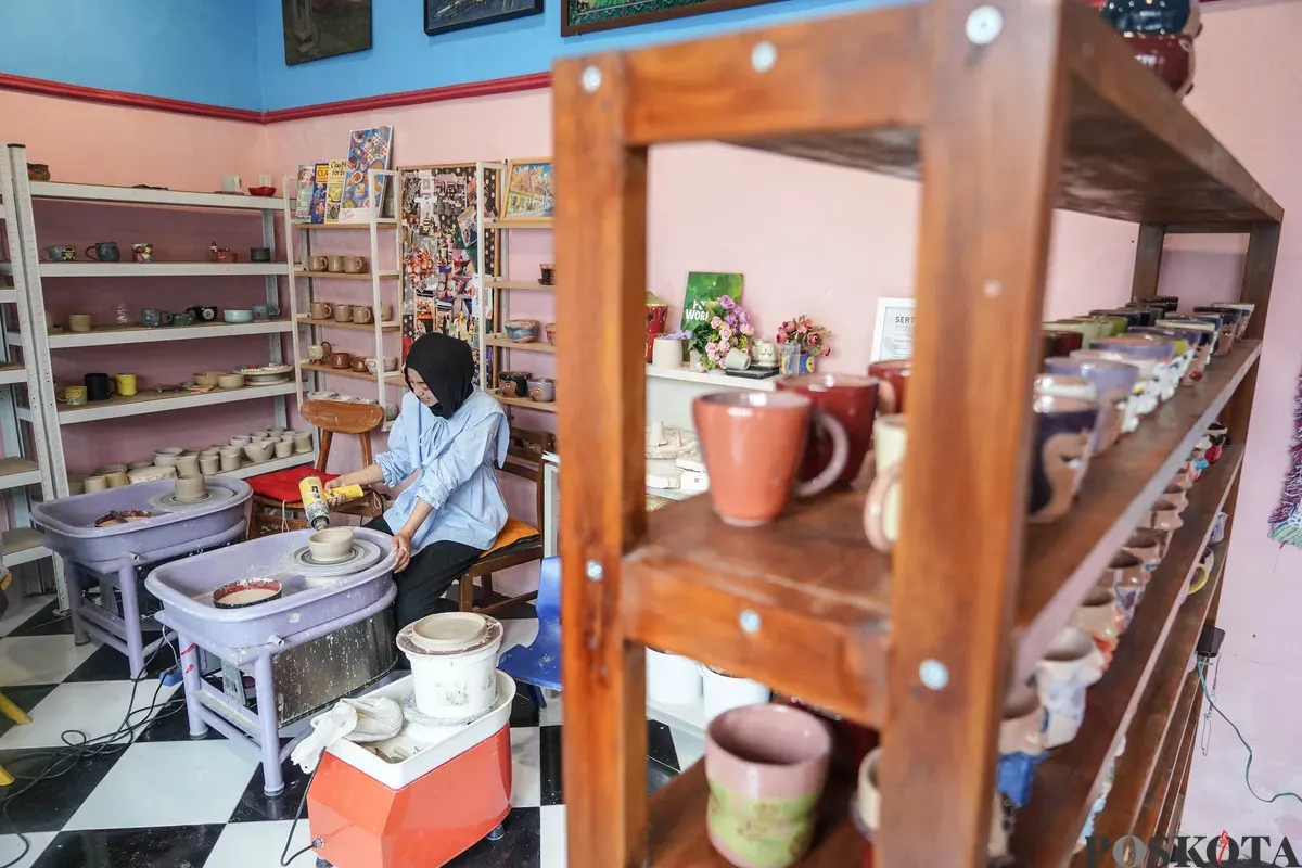 Peserta membuat kerajinan berbahan dasar tanah liat di Buns Ceramics, Bandung, Jawa Barat, Jumat, 27 Maret 2026. (Sumber: Poskota/Bilal Nugraha Ginanjar)