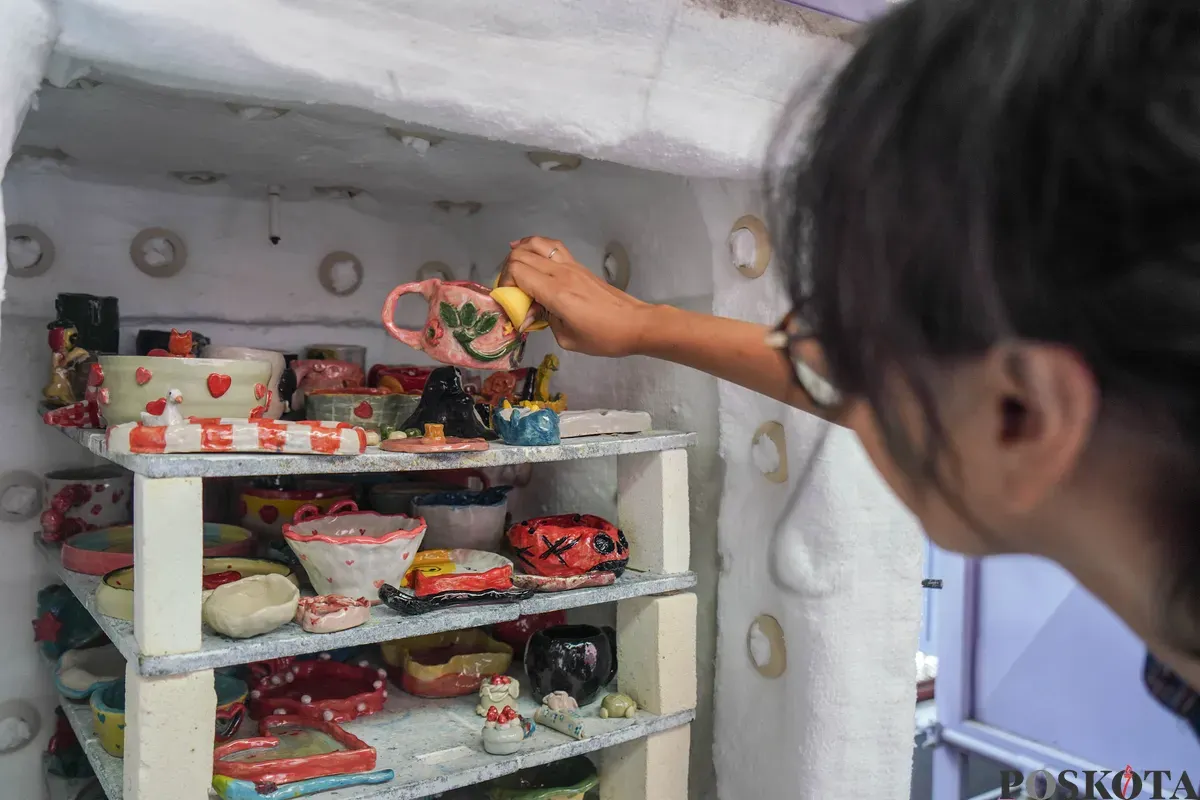 Peserta membuat kerajinan berbahan dasar tanah liat di Buns Ceramics, Bandung, Jawa Barat, Jumat, 27 Maret 2026. (Sumber: Poskota/Bilal Nugraha Ginanjar)