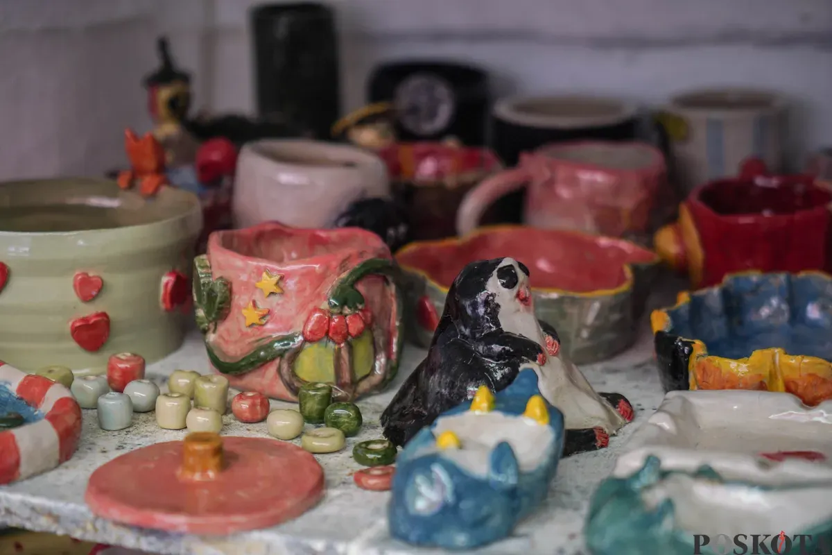Peserta membuat kerajinan berbahan dasar tanah liat di Buns Ceramics, Bandung, Jawa Barat, Jumat, 27 Maret 2026. (Sumber: Poskota/Bilal Nugraha Ginanjar)