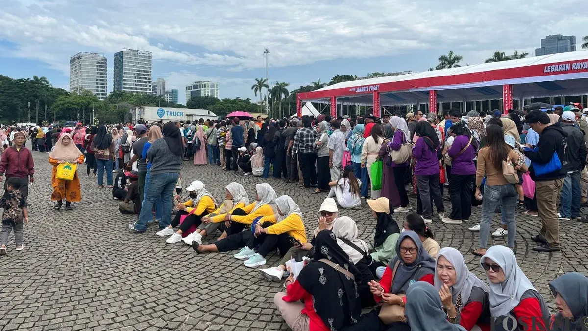 Warga menyerbu kawasan Monas untuk menukar kupon sembako gratis pada Sabtu, 28 Maret 2026. (Sumber: Poskota/Pandi Ramedhan)