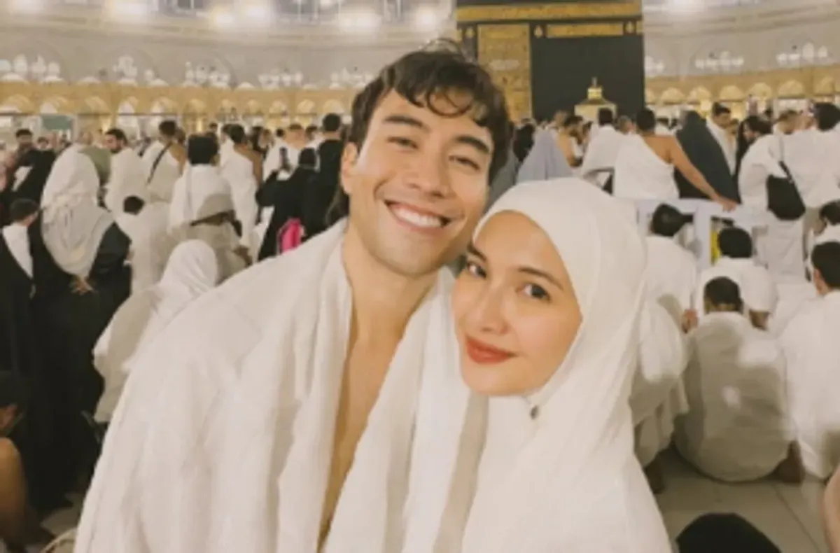 Momen Vidi Aldiano saat menjalani ibadah umrah bersama sang istri, menjadi kenangan sekaligus bukti niatnya untuk menunaikan haji. (Sumber: Instagram/@vidialdiano)