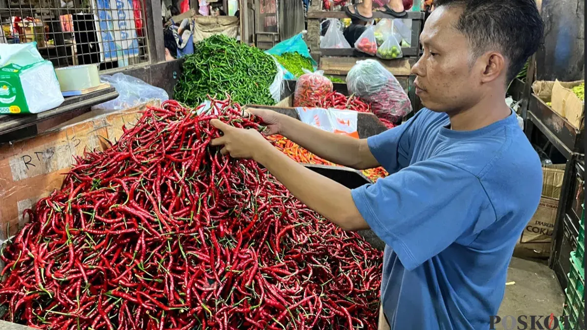 Sodiq penjual cabe di Pasar Senen, Jakarta Pusat, Minggu, 29 Maret 2026. (Sumber: Poskota/M. Tegar Jihad).)