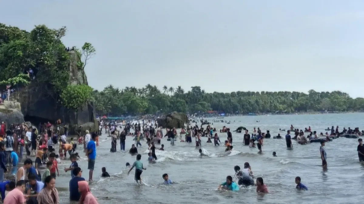 Ribuan wisatawan saat berlibur di salah satu pantai di Carita, Pandeglang. (Sumber: Balawista)