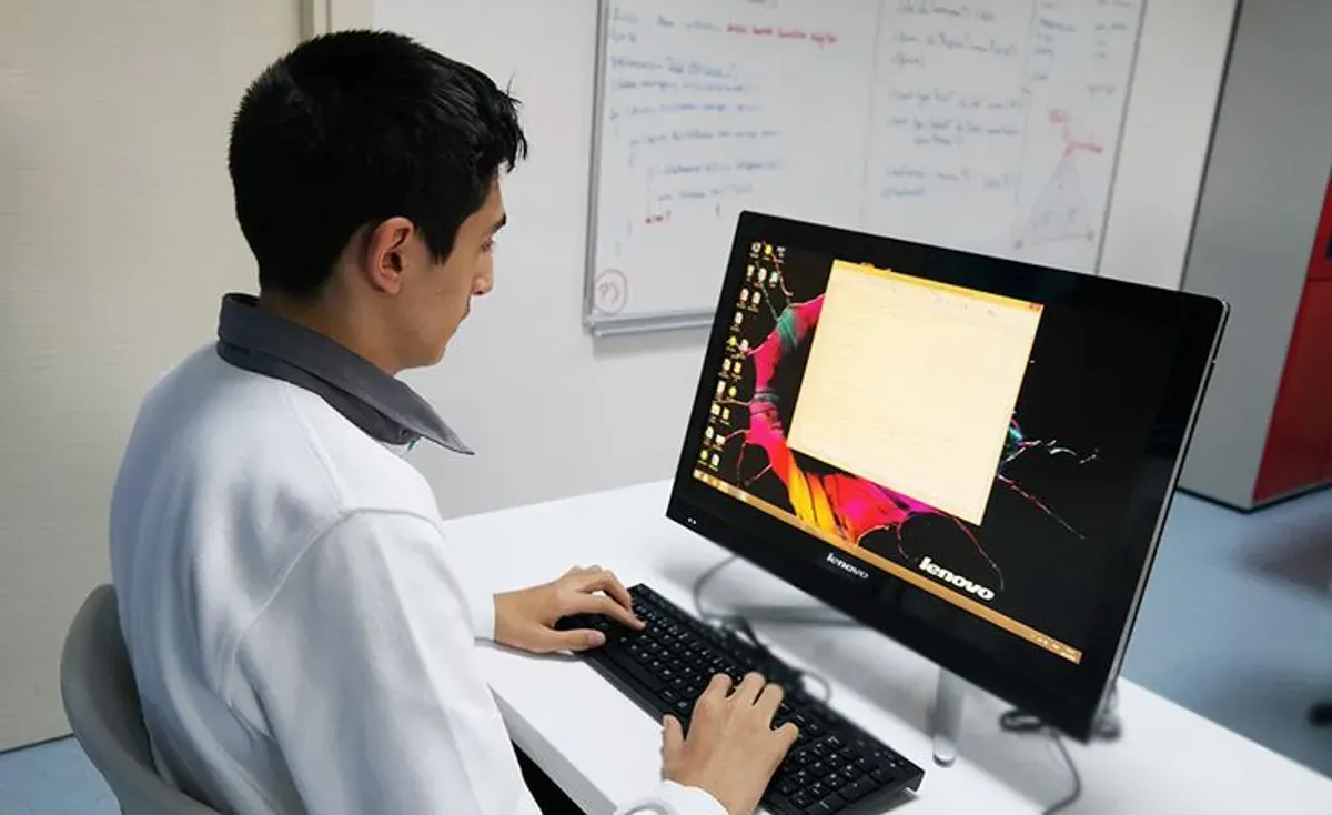 Ilustrasi orang mengecek pengumuman SNBP 2026 yang diakses siswa untuk melihat hasil seleksi masuk perguruan tinggi negeri. (Sumber: Pinterest)