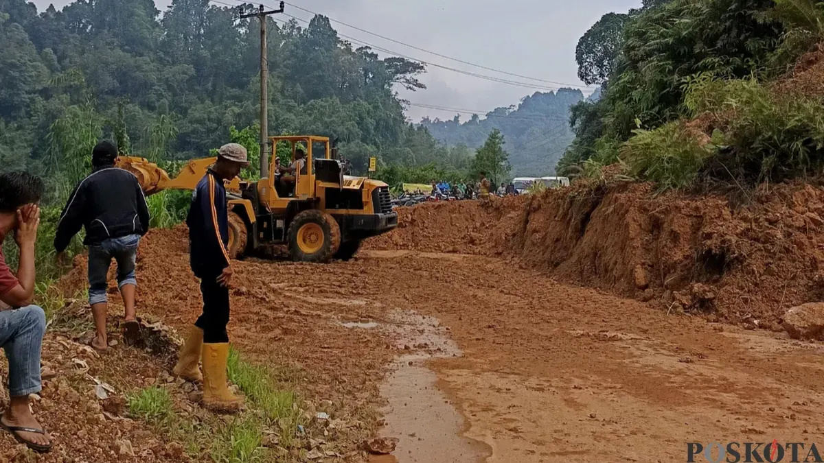 Para petugas dari Dinas PUPR Banten tengah melakukan penanganan bencana longsor di jalur Citorek-Ciparay, Lebak. (Sumber: Poskota/ Samsul Fatoni)