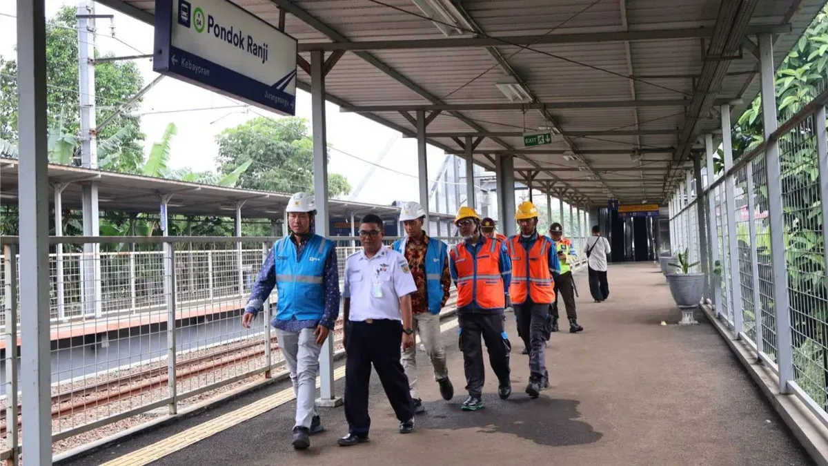 Manager PLN UP3 Bintaro, Hendar Prisnadianta Y. (kiri) meninjau keandalan dan keamanan jaringan listrik di Stasiun Pondok Ranji untuk memastikan fasilitas transportasi publik aman bagi pengguna KRL. (Sumber: Dok. PLN UID Jakarta Raya)