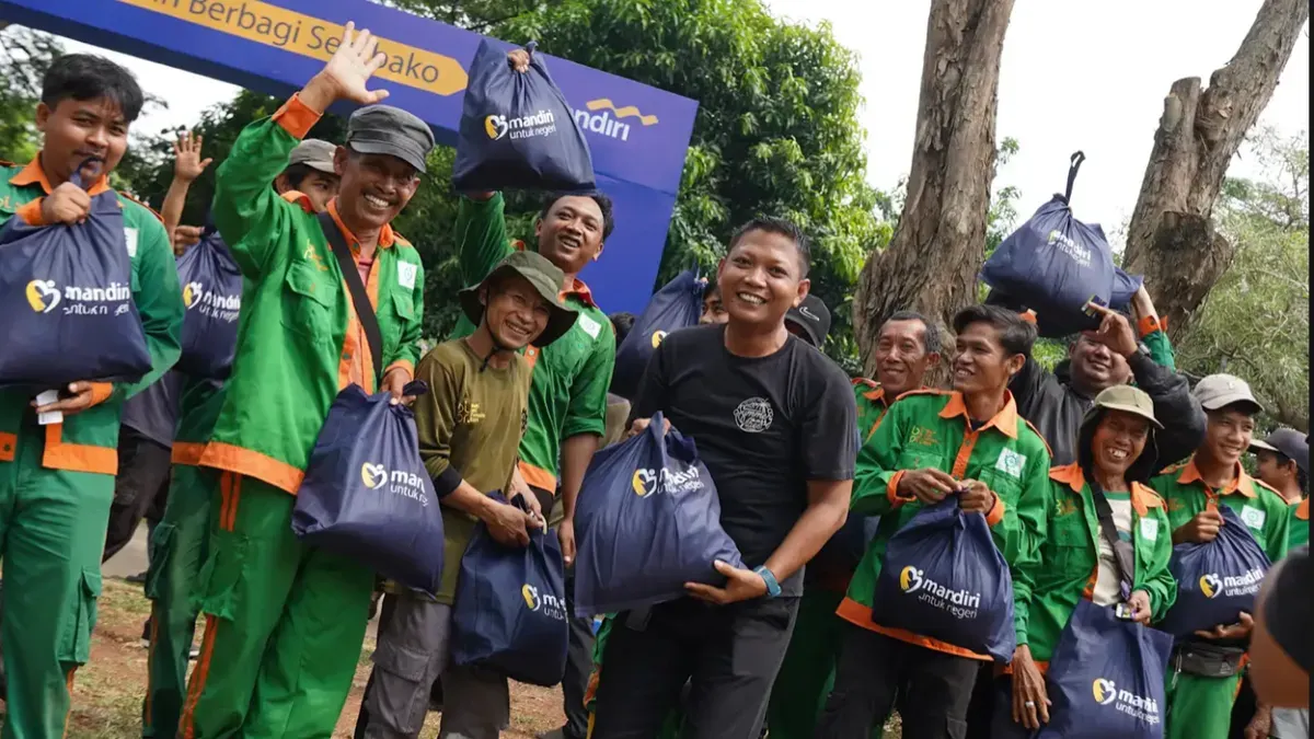 Aksi sosial program Bank Mandiri Berbagi Sembako guna mendukung pemenuhan kebutuhan masyarakat. (Sumber: Mandiri)