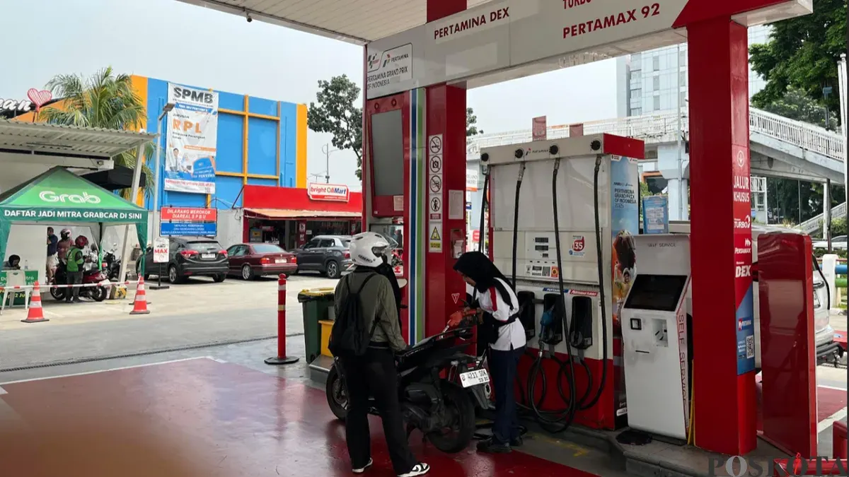 Konsumen sedang mengisi BBM di SPBU Signature di SPBU COCO S Parman Kota Jakarta Barat, Jumat, 15 Mei 2026. (Sumber: Poskota/Pandi Ramedhan)