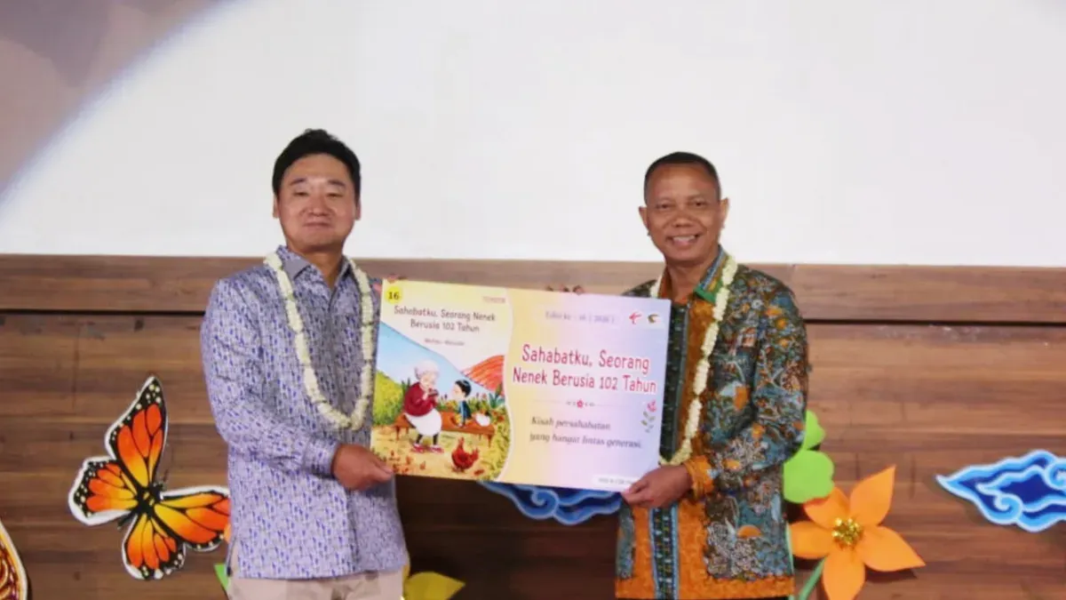 Sekda Kabupaten Bekasi Endin Samsudin menghadiri acara penyerahan CSR dari PT Sugity Creatives dan launching Buku Sahabatku, di Gedung Graha Pariwisata pada Sabtu, 16 Mei 2026. (Sumber: Pemkab Bekasi)