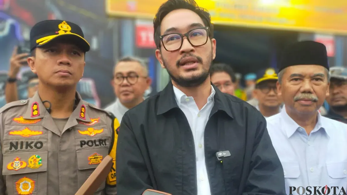 Bupati Bandung Barat, Jeje Ritchie Ismail, berikan pernyataan kepada sejumlah wartawan. (Sumber: Poskota/Gatot Poedji Utomo)