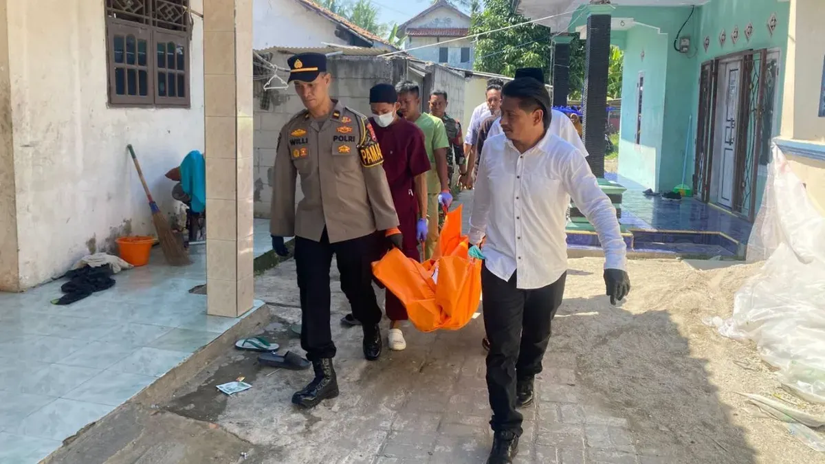 Petugas Pamapta dan Inafis Satreskrim Polres Serang mengevakuasi jasad korban untuk dibawa ke RS Bhayangkara Polda Banten. (Sumber: Dok. Polsek Cikande)