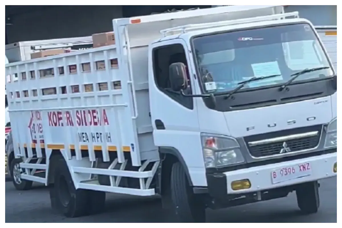 Tangkapan layar truk milik Koperasi Desa Merah Putih (Kopdes) mengangkut barang dari gudang distribusi Indomaret di Surabaya. (Sumber: X/@kalistohenituse)