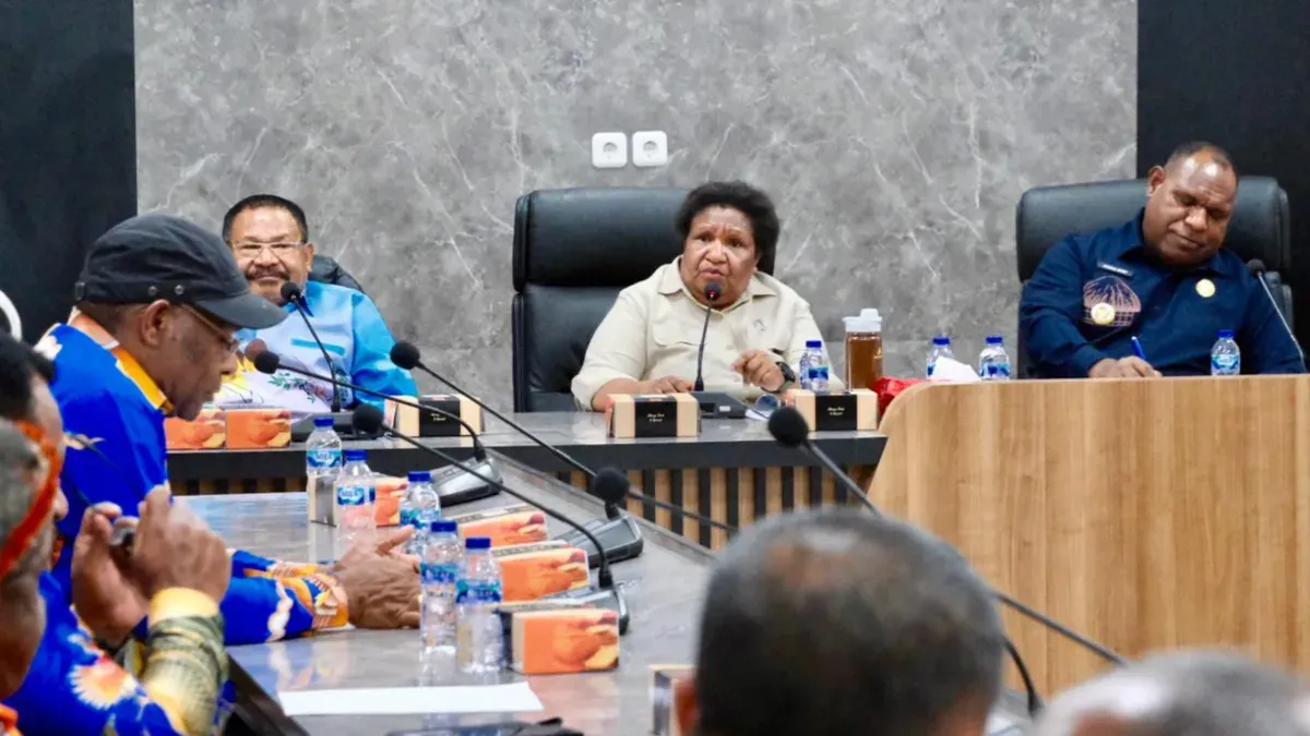 Wamendagri Ribka Haluk saat memimpin Rapat Koordinasi Perkembangan Situasi Keamanan di Ruang Rapat Bupati Jayawijaya, Wamena, Papua Pegunungan. (Sumber: Puspen Kemendagri)