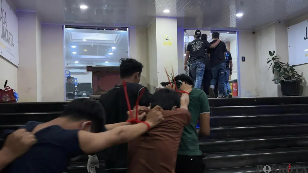 Polda Metro Jaya menangkap delapan pelaku tindak kejahatan penjambretan yang kerap beraksi di Jakarta dan sekitarnya. (Sumber: Poskota/ Ali Mansur)