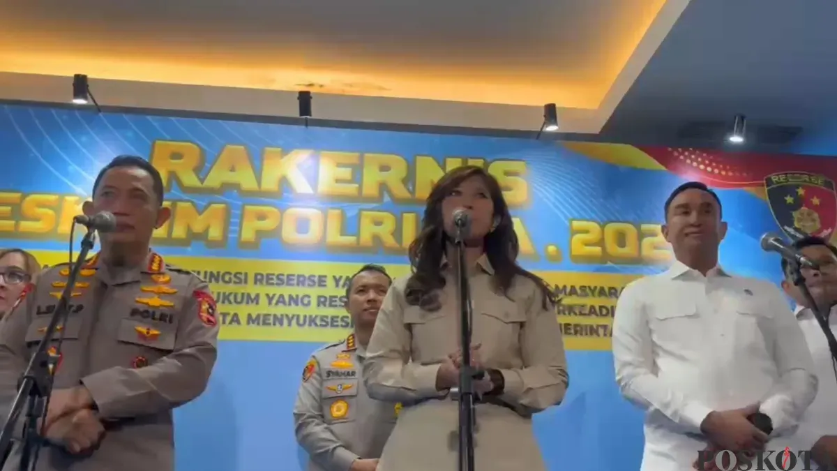Menteri Komunikasi dan Digital RI Meutya Hafid (kanan) mengecam tindakan militer Israel yang mencegat dan menahan tiga jurnalis Indonesia. (Sumber: Poskota/ Ali Mansur)
