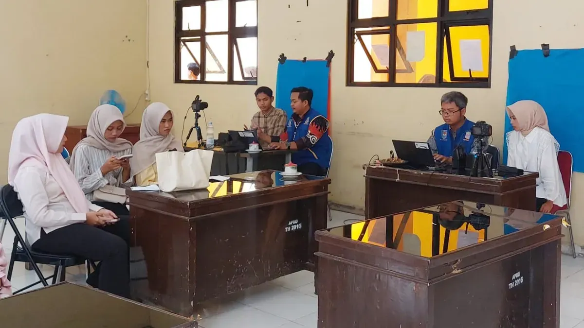 Disdukcapil Kabupaten Bekasi melaksanakan perekaman e-KTP penduduk berusia 17 tahun bagi peserta didik SMA/SMK/MA sederajat. (Sumber: Dok. Diskominfosantik Bekasi)