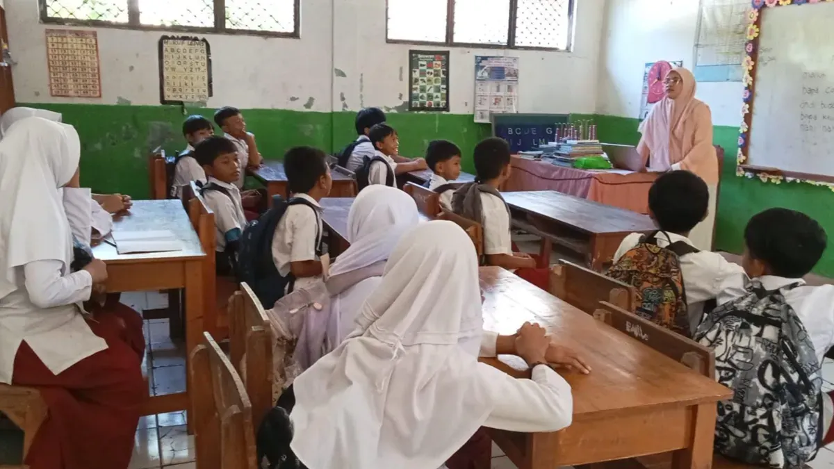Ahli gizi dari SPPG Sindanglaya 2 di Kecamatan Pagelaran, Kabupaten Pandeglang, saat memberikan pemahaman tentang gizi pada anak-anak SD. (Sumber: SPPG Sindanglaya 2)