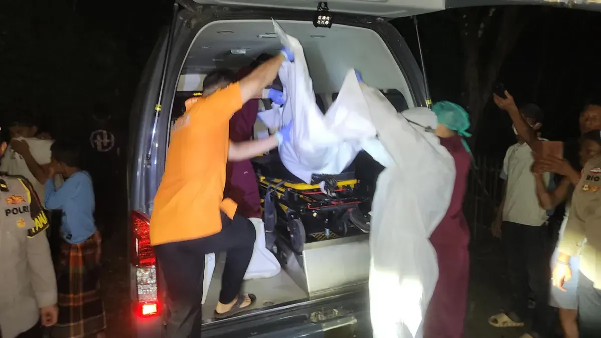 Petugas forensik dan Pamapta Polresta Serang Kota mengevakuasi jasad korban ke RS Bhayangkara Polda Banten untuk proses identifikasi. (Sumber: Polresta Serang Kota)
