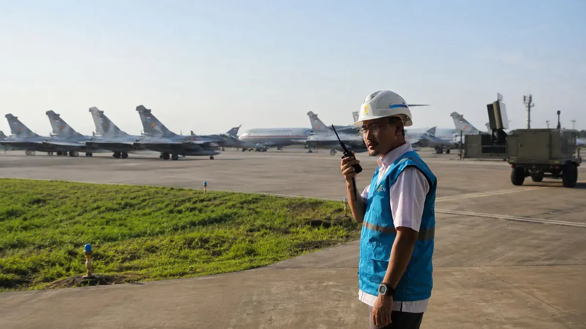 Petugas PLN UP3 Kramat Jati meninjau sistem pengamanan kelistrikan di lokasi kegiatan untuk memastikan pasokan listrik tetap stabil, aman, dan mendukung kelancaran seluruh rangkaian agenda kenegaraan. (Sumber: Dok. PLN UID Jakarta Raya)