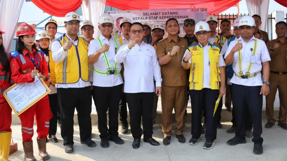 Plt. Bupati Bekasi Asep Surya Atmaja meninjau pembangunan gedung Sekolah Rakyat Jawa Barat 2 di Kawasan Deltamas, Cikarang Pusat, Senin, 18 Mei 2026. (Sumber: Dok. Diskominfosantik Bekasi)