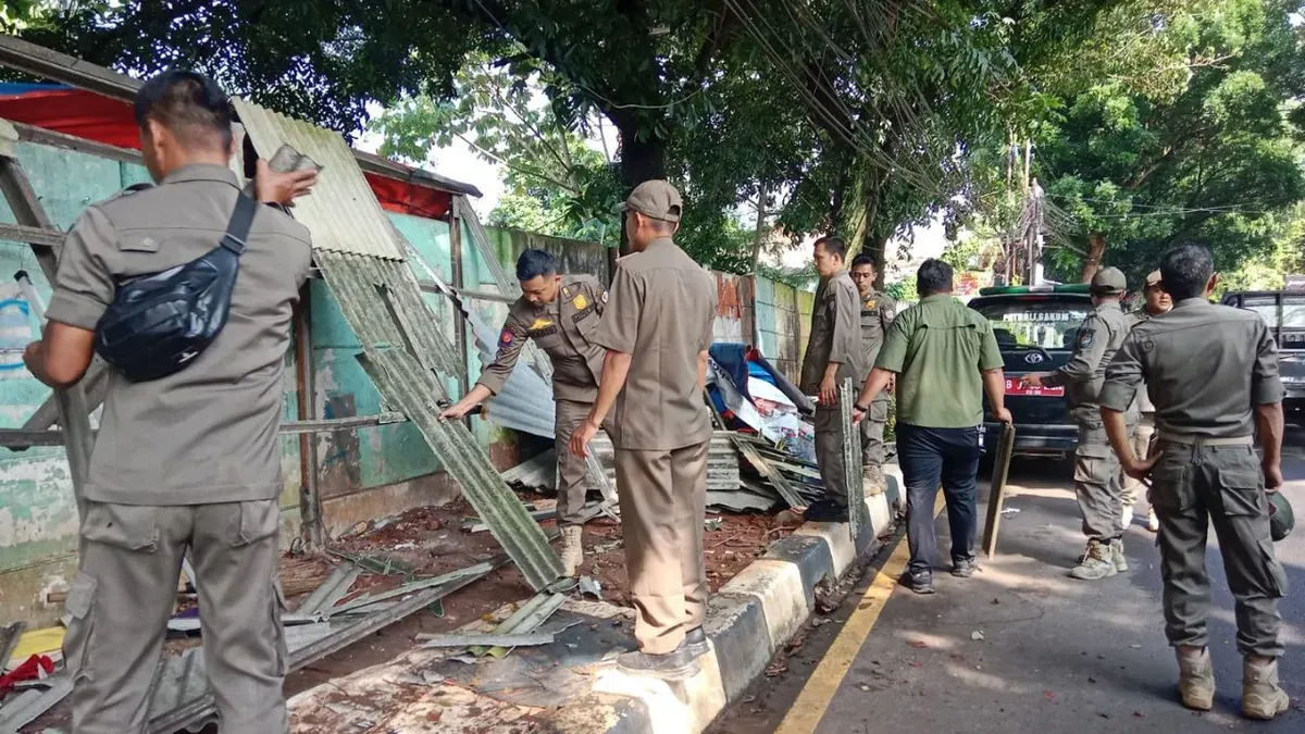 Petugas membongkar bangunan liar semi permanen di Jalan Raya Bouelevard GDC Sukmajaya Kota Depok, Rabu, 20 Mei 2026. (Sumber: Dok. Istimewa)
