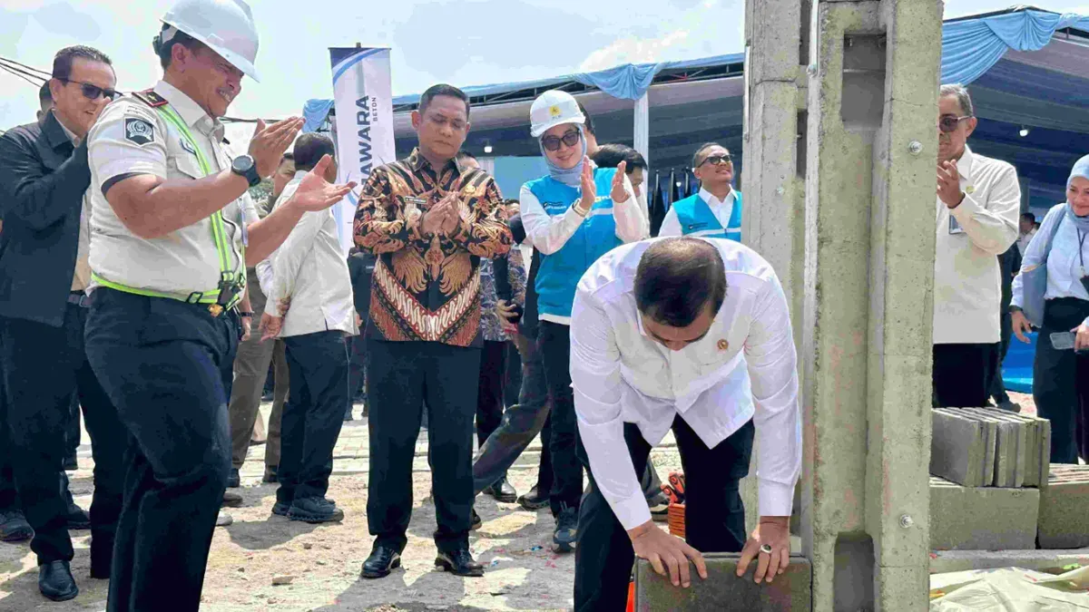 Plt. Bupati Bekasi Asep Surya Atmaja mendampingi Menteri Imigrasi dan Pemasyarakatan, Agus Andrianto, meluncurkan program hunian layak bagi ASN Selasa, 19 Mei 2026. (Sumber: Pemkab Bekasi)