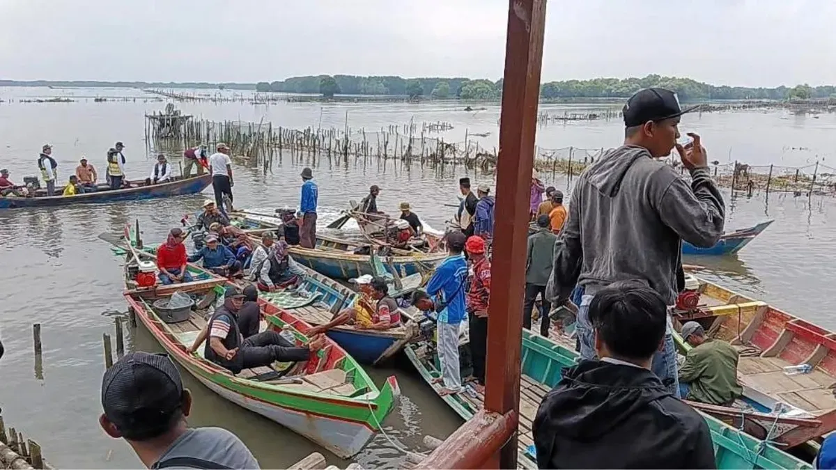 Survei kondisi pendangkalan sungai dan masuknya air pasang laut yang berdampak pada lahan pertanian di wilayah pesisir utara Kabupaten Bekasi. (Sumber: Dok. Pemkab Bekasi)